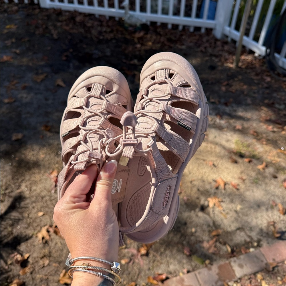 SOLD Keen hyperport H2 sandals monochrome pink 8